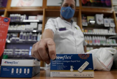 Un problema burocrático impide que las farmacias vendan test fabricados en España