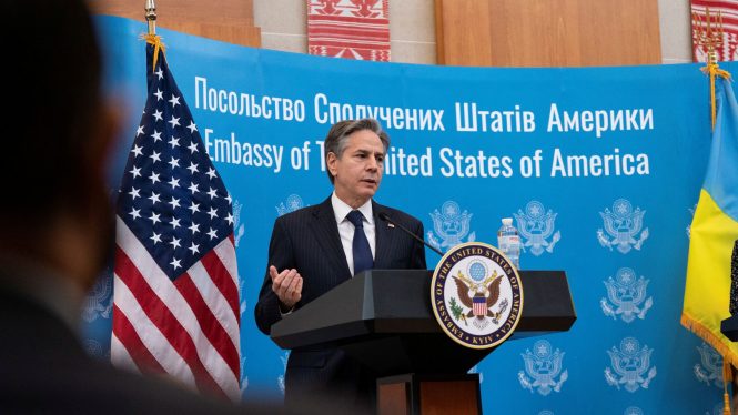 EEUU ordena la salida de Ucrania de los familiares del personal diplomático