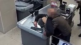 Un agente fuera de servicio detiene a un atracador en un supermercado