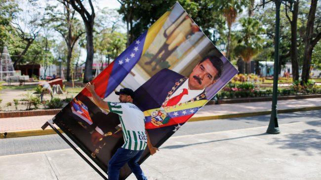 El órgano electoral de Venezuela aprueba tres solicitudes de cese contra Maduro