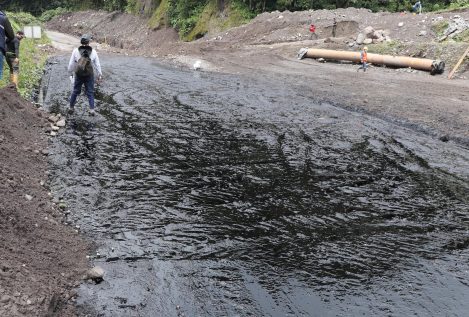 Los pueblos indígenas denuncian la contaminación por petróleo en los ríos de Ecuador