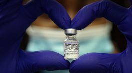 Pfizer anuncia que podría tener lista en marzo una vacuna adaptada a ómicron
