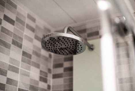 La ducha perfecta que tu salud pide (y por qué el término medio es lo más correcto)