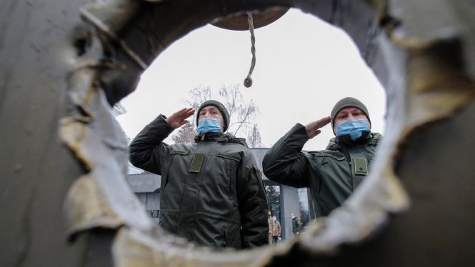 Ucrania emplaza a Moscú a retirar sus tropas del país en caso de querer la paz