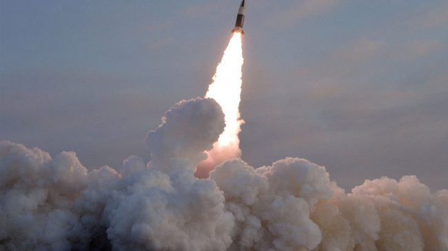 Corea del Norte dispara dos misiles: quinto test de proyectiles en lo que va de año