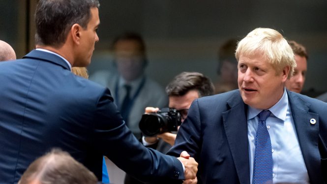 Sánchez habla con Johnson en plena polémica por el futuro del líder británico