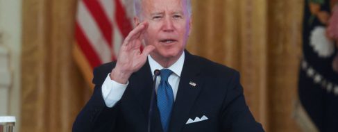 Joe Biden llama «estúpido hijo de puta» a un periodista que preguntaba sobre la inflación