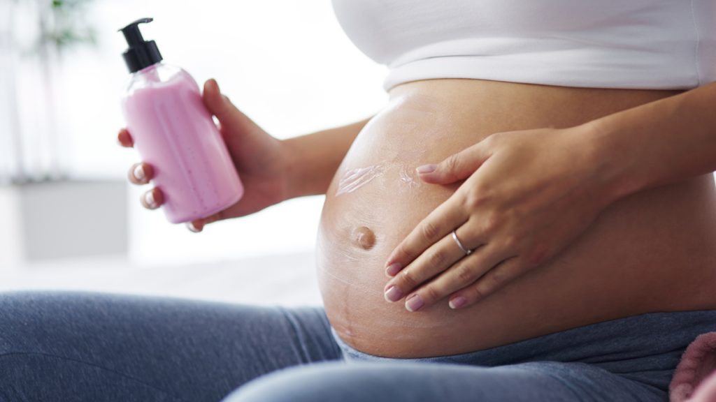 Mantener la piel hidratada durante el embarazo es fundamental para prevenir las estrías (Freepik/gpointstudio)