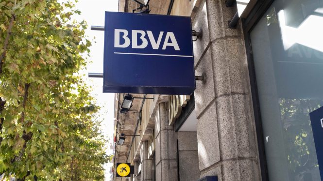 BBVA busca 350 trabajadores con un sueldo un 74% inferior a la media salarial del banco