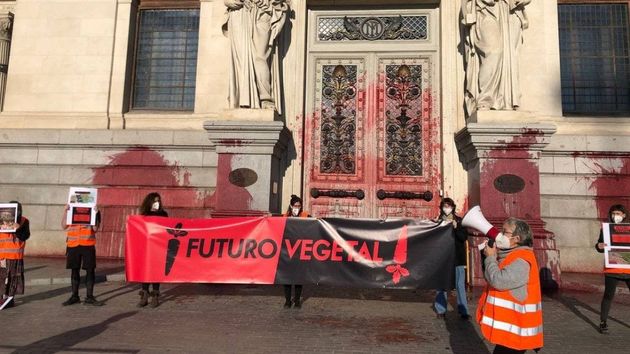 Activistas contra las macrogranjas pintan de rojo la fachada del Ministerio de Agricultura