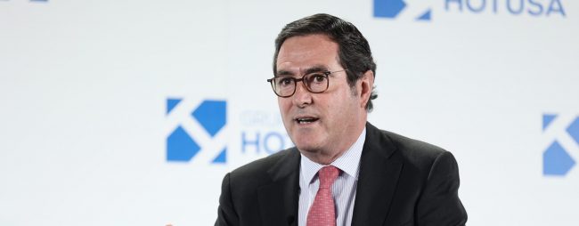 CEOE ataca la reforma fiscal del Gobierno con un informe de 60 expertos para bajar impuestos