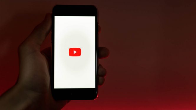 Verificadores de todo el mundo acusan a YouTube de desinformación y le piden que tome medidas