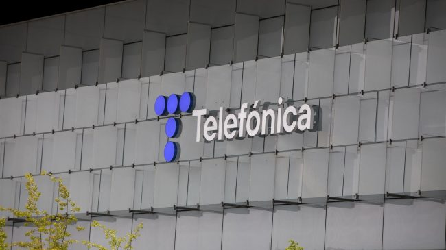 La guerra por la fibra rural: pequeñas 'telecos' disputan a Telefónica dos millones de hogares