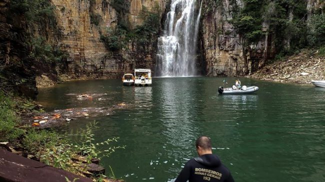 Varios fallecidos tras desprenderse una inmensa roca en un lago en Brasil