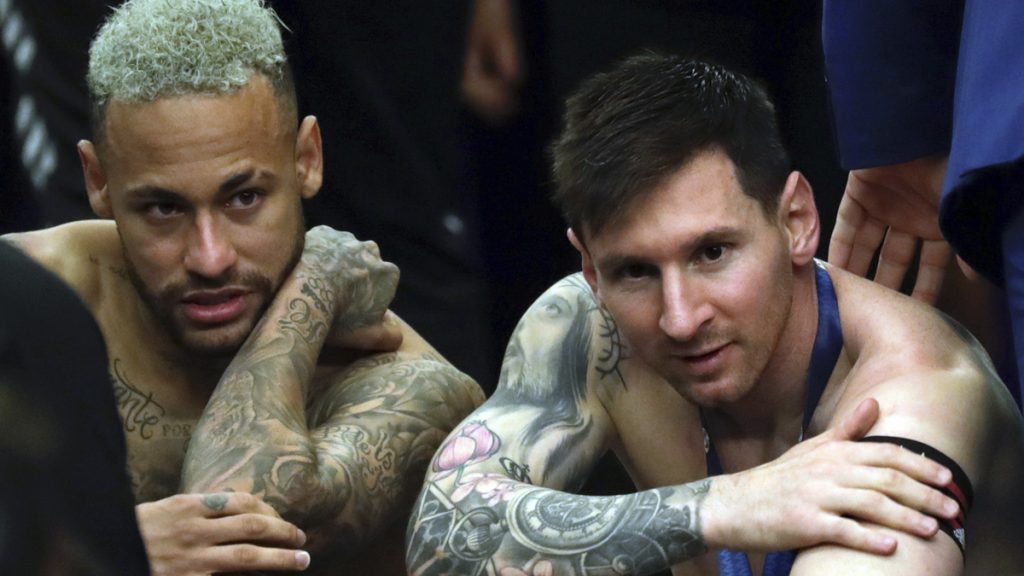 Neymar y Messi luciendo tatuajes (EFE)
