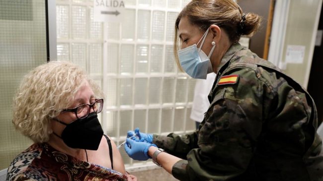 Solo el 6,7% de la población en España no se ha vacunado
