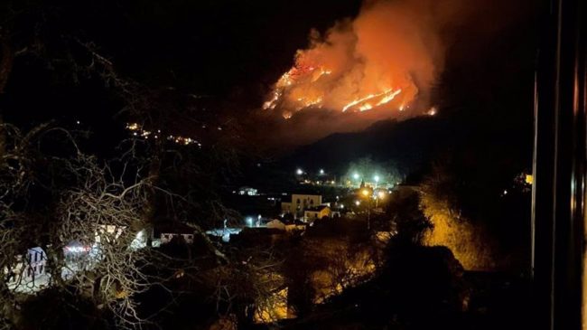 Un total de cincuenta incendios forestales se mantienen activos en Asturias