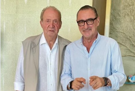 Carlos Herrera viaja a Abu Dabi para reunirse con don Juan Carlos (y la imagen se vuelve viral)
