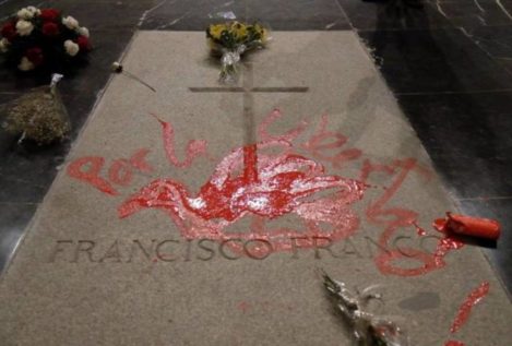 La Audiencia de Madrid absuelve al hombre que pintó una paloma de la paz en la tumba de Franco
