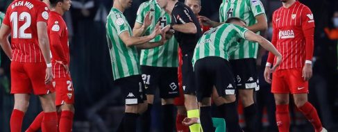 El Betis-Sevilla, suspendido tras el lanzamiento de una barra que impacta en Joan Jordán