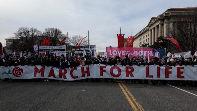 Una marcha antiabortista celebra el probable fin del derecho a abortar en medio EEUU