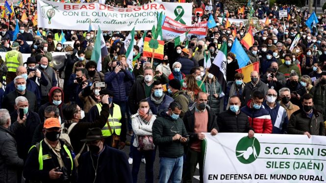 La España rural protesta en Madrid contra el abandono del campo