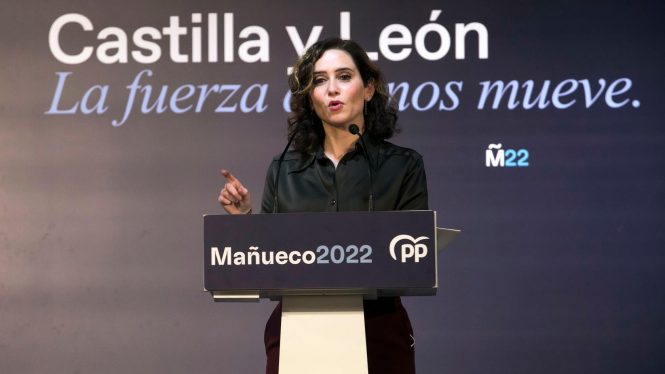 Mañueco pide auxilio a Ayuso ante la bajada del PP en las encuestas del 13-F