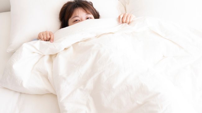Dormir desnudo: ventajas para la salud de irse a la cama sin pijama (y algún inconveniente)