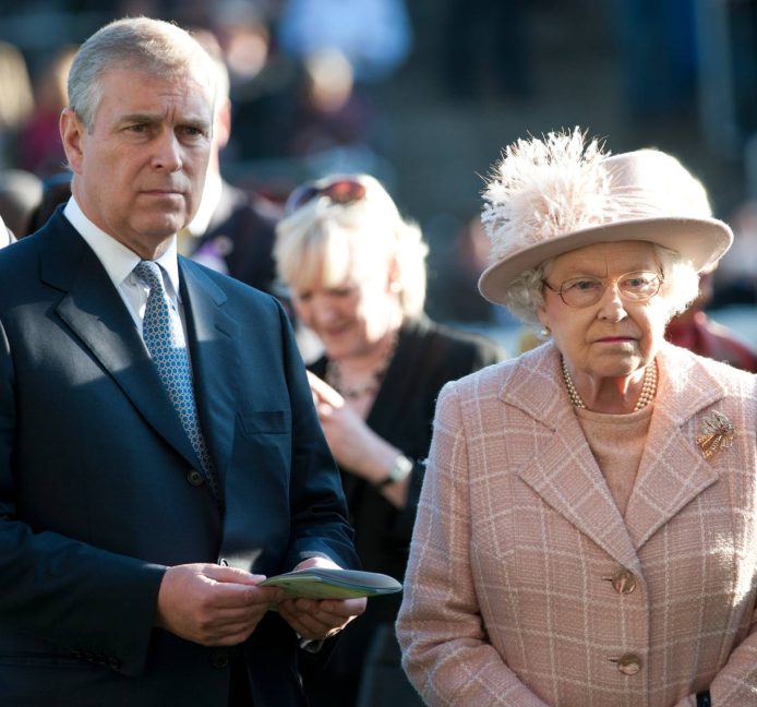 La reina Isabel II podría pagar el acuerdo extrajudicial del príncipe Andrés