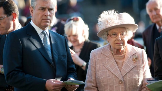 La reina Isabel II podría pagar el acuerdo extrajudicial del príncipe Andrés