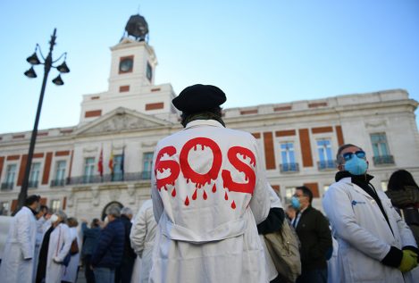 Francia busca médicos en España por 12.600 euros al mes, sin guardias y sin experiencia