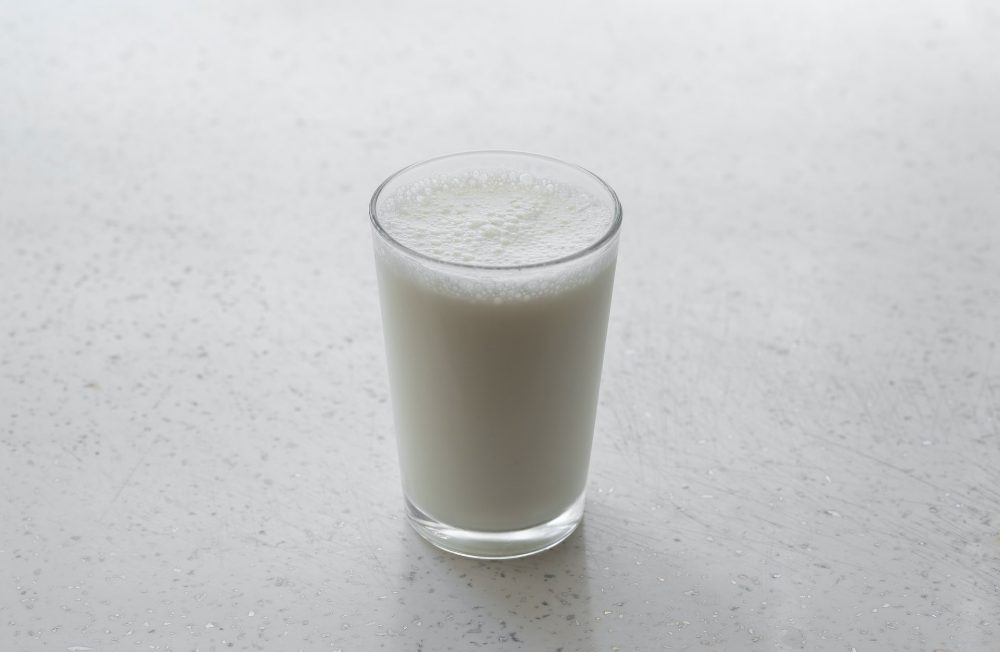 Además de calcio la leche tiene otras sales minerales que vendrán bien para recuperarse del esfuerzo físico. ©Unsplash.