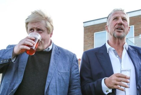 Escándalo en Reino Unido por una foto de Boris Johnson bebiendo una cerveza Estrella Damm
