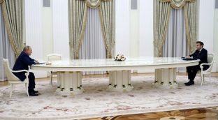 ¿Española o italiana? Dos empresarios se adjudican la fabricación de la mesa de la cumbre entre Putin y Macron