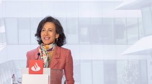 El Santander elimina las comisiones a 100.000 clientes por sus bajos ingresos