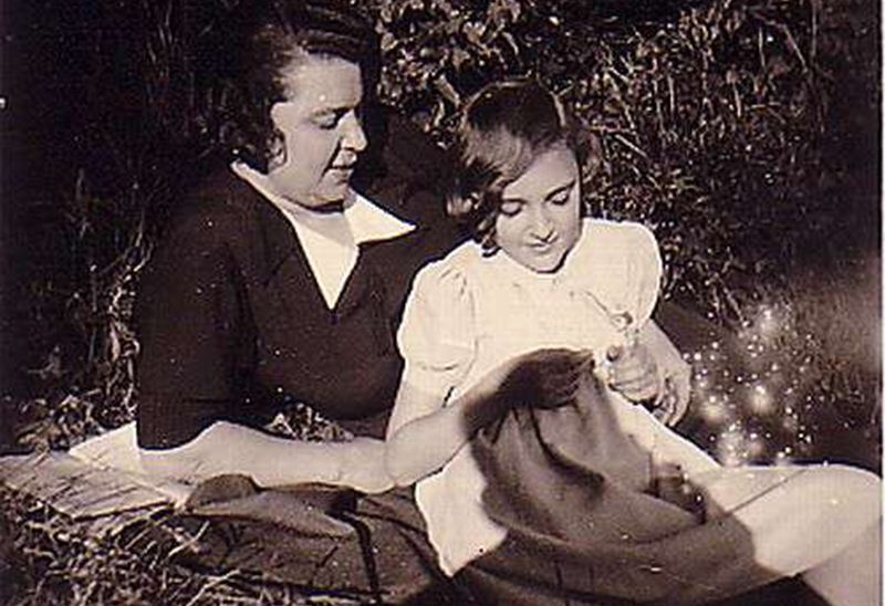 Lucia y su madre Regina. Firma National Fund of Victims Austria s