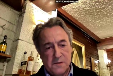 Hermann Tertsch interviene en la Eurocámara desde un restaurante y rodeado de botellas de alcohol