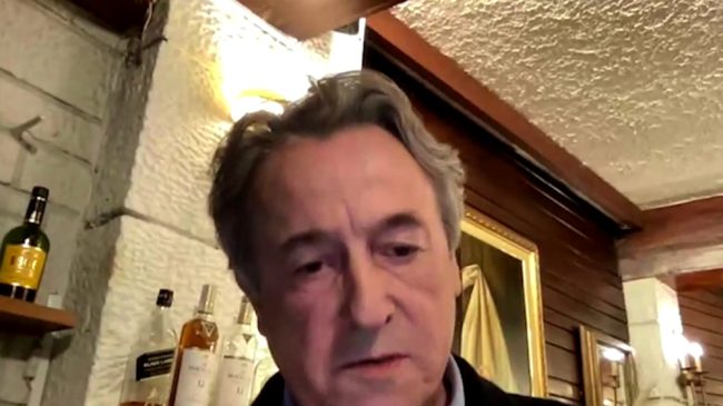 Hermann Tertsch interviene en la Eurocámara desde un restaurante y rodeado de botellas de alcohol