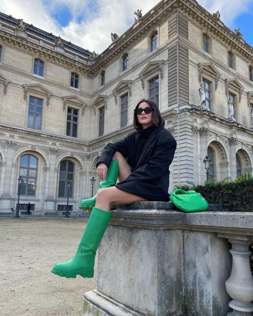 Alexandra con botas de Giaborghini y bolso de Bottega Veneta en verde intenso