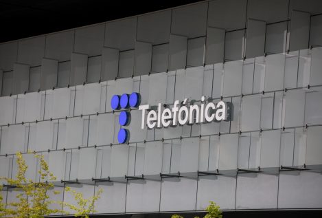 Telefónica descarta escindir el 92% sus activos de fibra en España tras crear su FiberCo rural