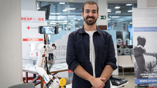 Guillermo Martínez, el joven que imprime brazos en 3D para personas sin recursos