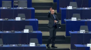 Un diputado búlgaro aliado de Vox hace el saludo fascista en el Parlamento Europeo