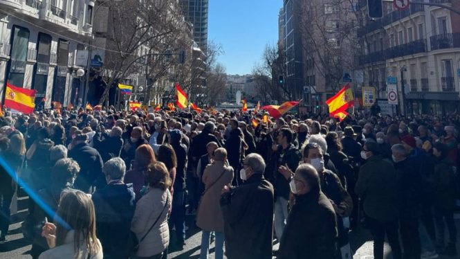 Miles de manifestantes vuelven a cortar la calle Génova al grito de «Casado dimisión»
