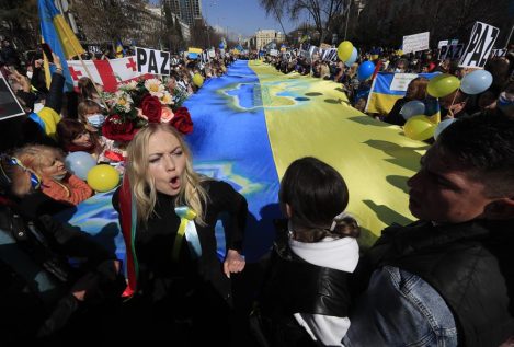 Miles de personas se manifiestan en toda España contra la invasión rusa en Ucrania