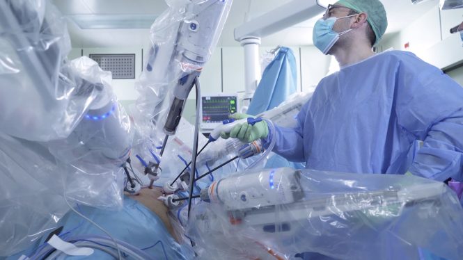 Primera cirugía en España con un nuevo robot quirúrgico de última generación