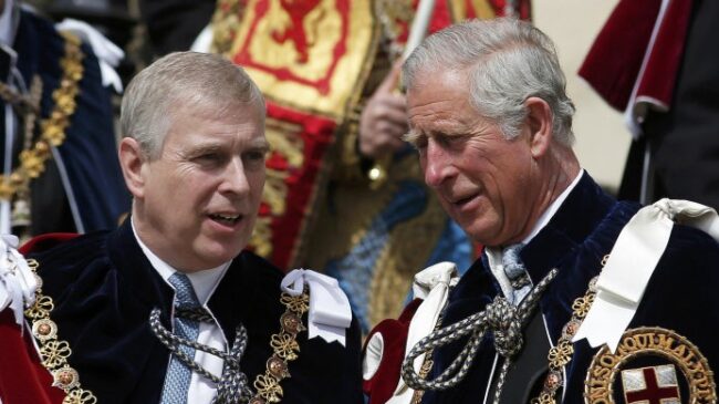 'Crowdfunding' en palacio: el príncipe Carlos de Inglaterra presta ocho millones a su hermano