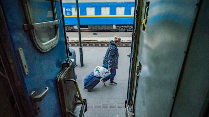 Ukrainian refugee with her belongings arrive to Lviv from the eastern Ukraine escaping from the clashes during the the Russia´s war in Ukraine. (Photo by Celestino Arce/NurPhoto)
