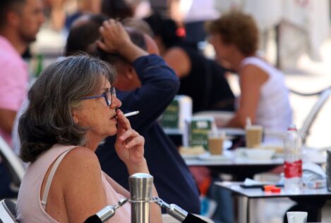El plan de Sanidad contra el tabaco: subirá su precio y prohibirá fumar en coches y terrazas