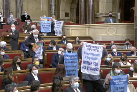 'Yayoflautas independentistas' boicotean el pleno del Parlament: «Sois unos vividores»