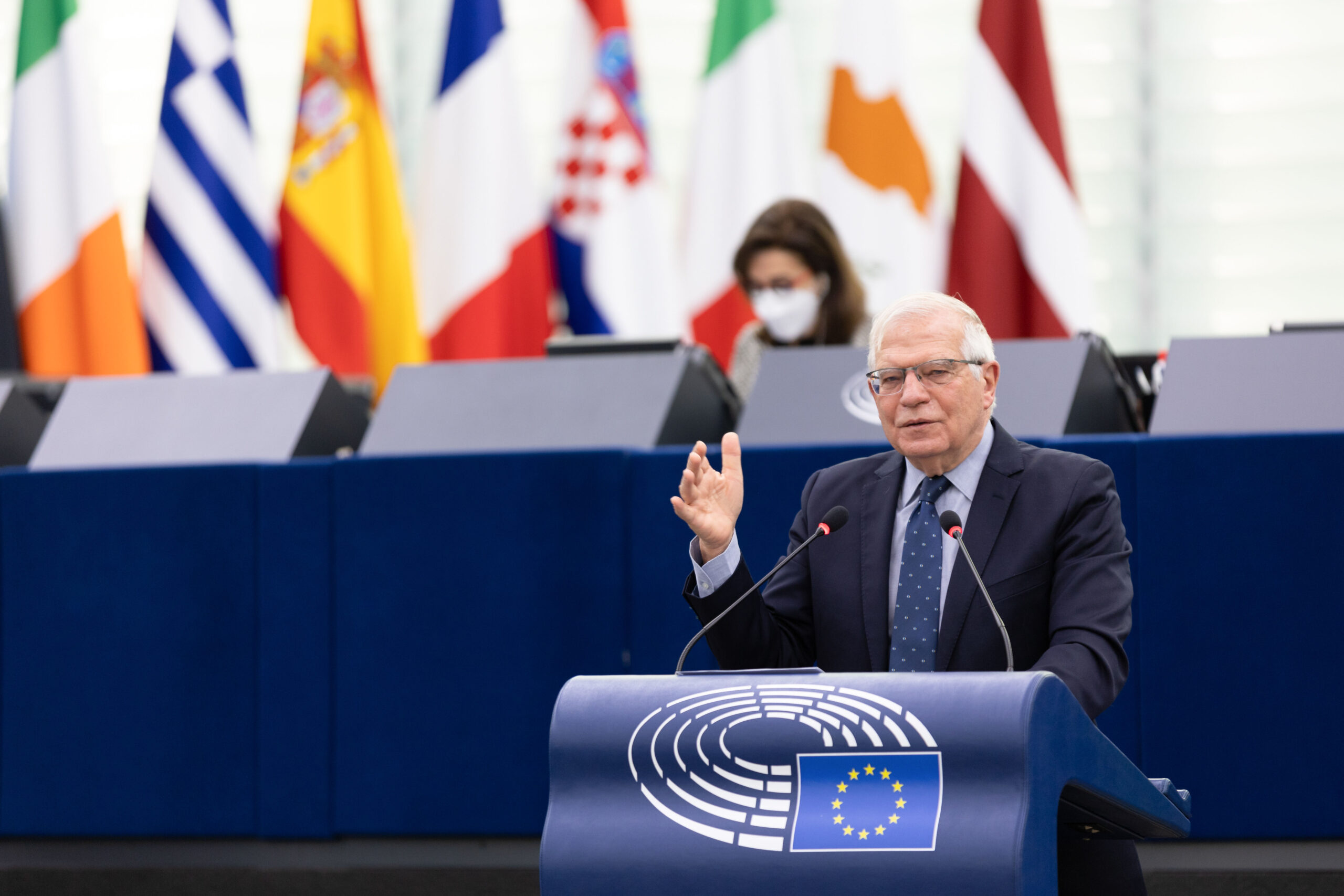 Borrell pide a los europeos bajar la calefacción